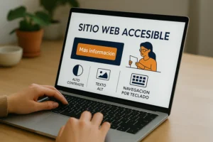Computadora portátil mostrando un sitio web accesible con opciones de alto contraste, texto alternativo y navegación por teclado.