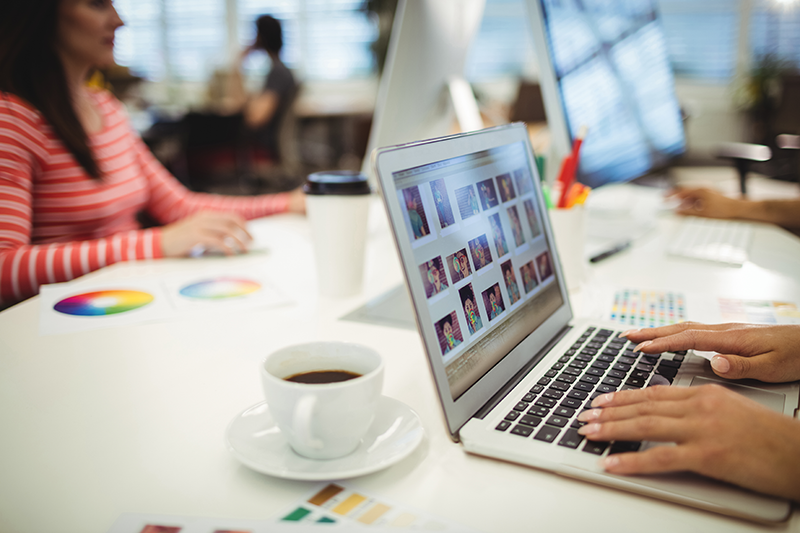 lustración sobre cómo optimizar imágenes para la web sin perder calidad y mejorar el rendimiento del sitio